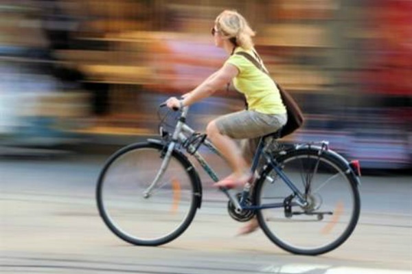 Naine jalgrattaga sõitmas