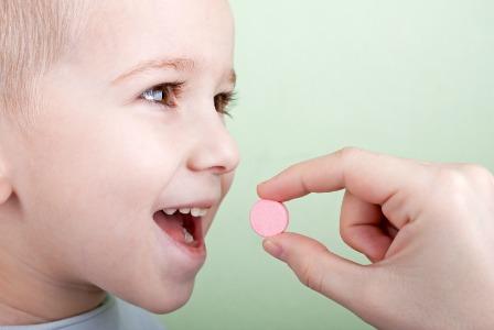 Dzieciak biorący witaminę