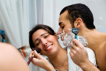 Femme partageant la salle de bain avec un homme