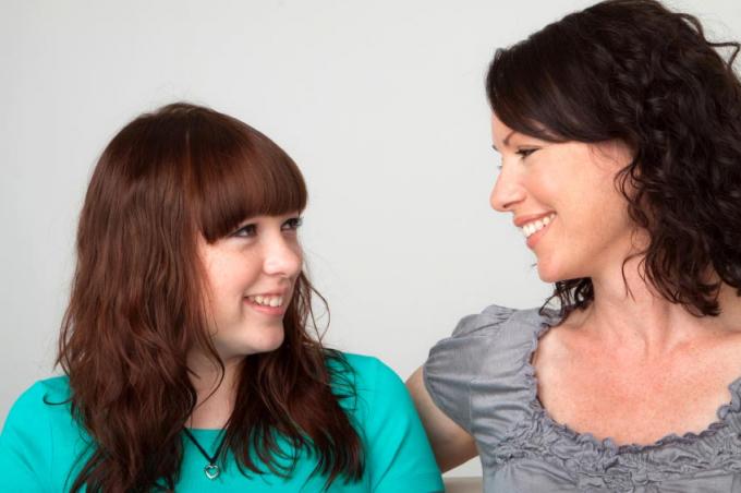 Mutter und Tochter im Teenageralter reden