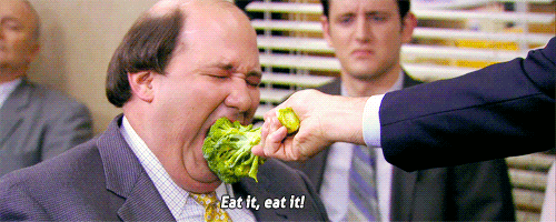 kevin z kanceláře je krmen brokolicí 