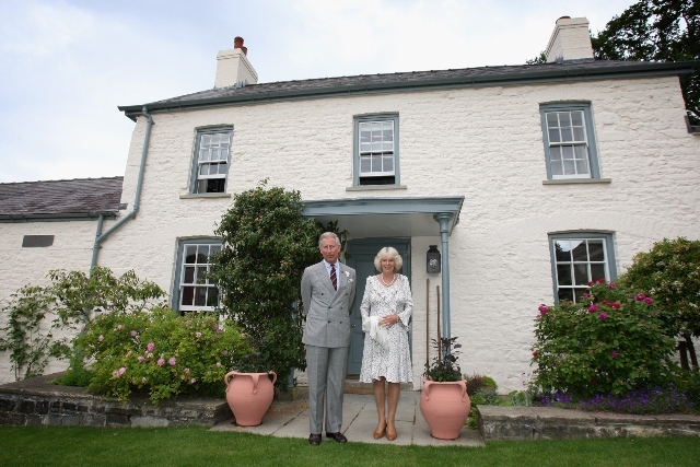  Kung Charles och drottning Camilla poserar för ett fotografi utanför sin walesiska fastighet Llwynywermod innan en drinkmottagning den 22 juni 2009 i Llandovery, Storbritannien. 