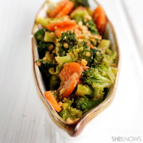 Sütjük brokkolit és sárgarépát kevergetve mogyoróval