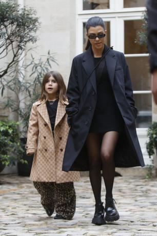 Kourtney Kardashian, hänen tyttärensä Penelope Disick kuvassa Cafe de Floressa Pariisissa 2. maaliskuuta 2020 Pariisissa, Ranskassa. (Kuva Mehdi TaamallahNurPhoto Getty Imagesin kautta)