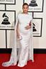 Ciężarna Chrissy Teigen jest właścicielem czerwonego dywanu Grammy w obcisłej białej sukience - SheKnows