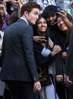 Robert Pattinson gibt Autogramme für Fans