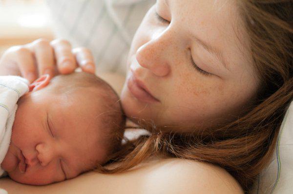 žena s novorozencem