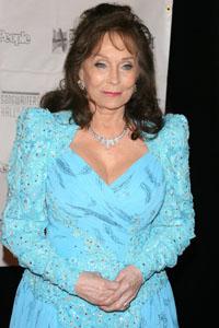 Loretta Lynn zatürreden kurtuluyor