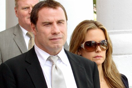 Džons Travolta un Kellija Prestone atstāj Bahamu salu tiesas zāli
