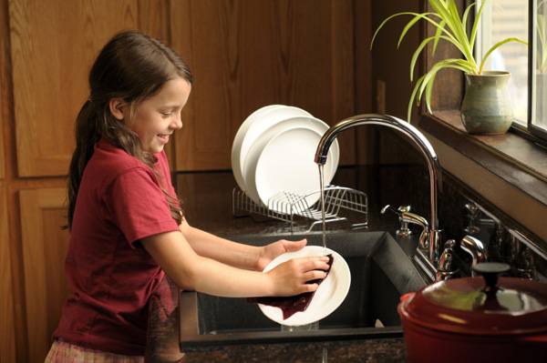 설거지를 하는 어린 소녀