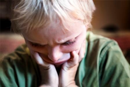Zēns ar autismu raud