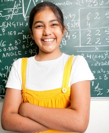 Розумна дівчина з математикою на дошці