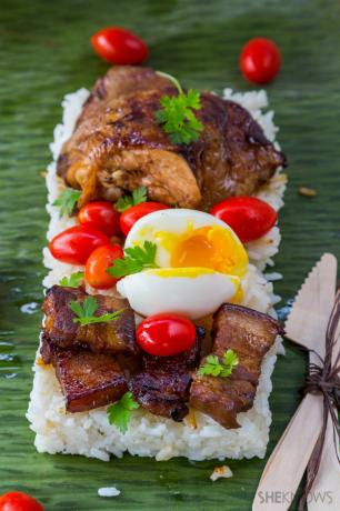 Курица со свининой адобо и вареный рис в банановых листьях рецепт