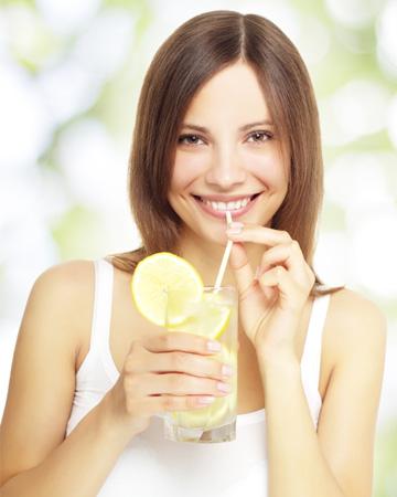 Vrouw drinkwater met citroen