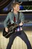FOTO: Jon Bon Jovi führt einen Fan zum Altar – SheKnows