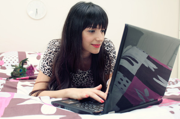 Kvinna tittar på designblogg
