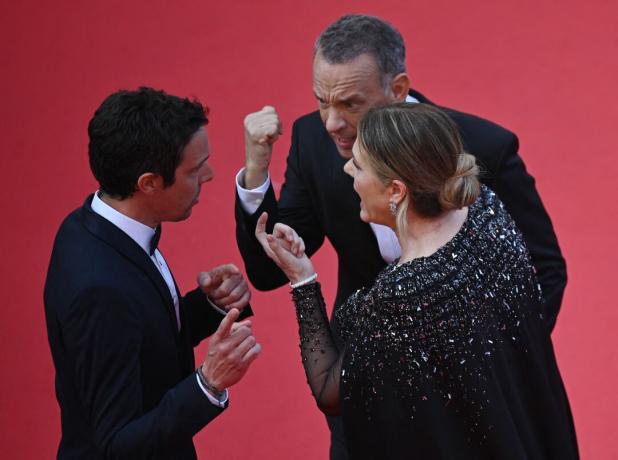 De Amerikaanse acteur Tom Hanks (midden) en de Amerikaanse actrice Rita Wilson spreken met een medewerker als ze aankomen voor de vertoning van de film 