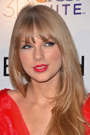 Taylor Swift har premiere på " Safe and Sound"