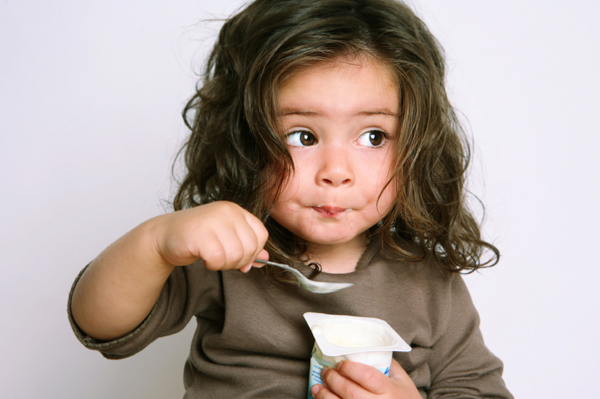 Dievčatko jesť jogurt