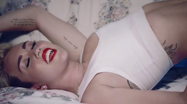 Miley Cyrus telanjang di video musik.