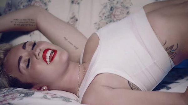 Miley Cyrus si spoglia nuda nel video musicale.