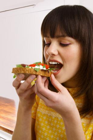 امرأة تأكل ساندويتش