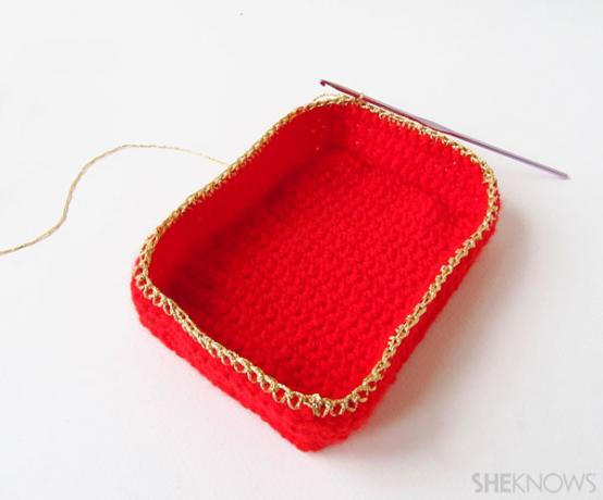 Коробка конфет для вязания крючком на День святого Валентина: прикрепите пряжу для аппликации золотом.