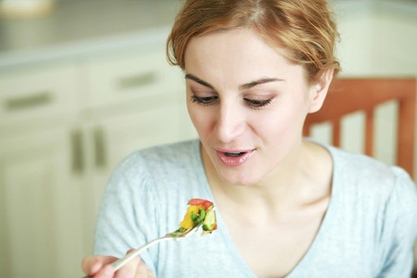 Mujer comiendo dieta mediterránea