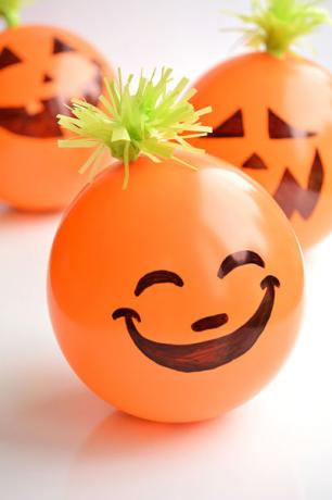 9 manualidades de Halloween que son súper lindas sin ser cursi: calabazas con globos llenos de dulces