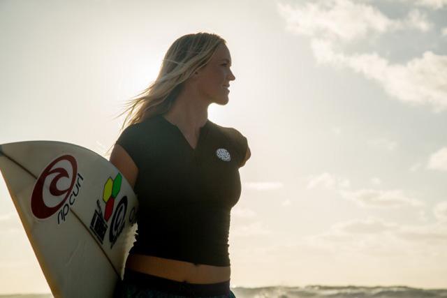 Bethany Hamilton mit Surfbrett