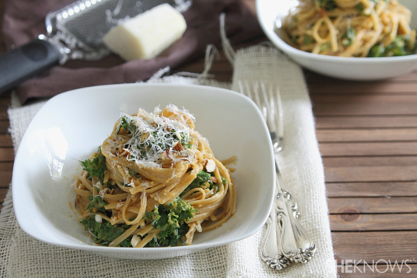  Pasta de calabaza con col rizada y almendras 