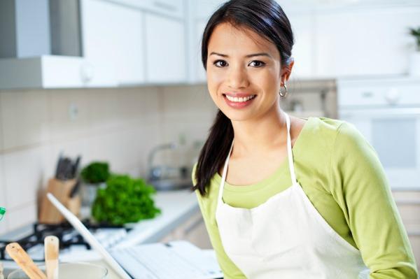 Frau in sauberer Küche