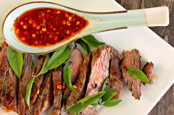 Grillezett szoknya steak thai piros chilimártással és thai bazsalikommal