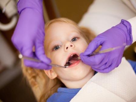 Bērns pirmajā zobārsta apmeklējumā