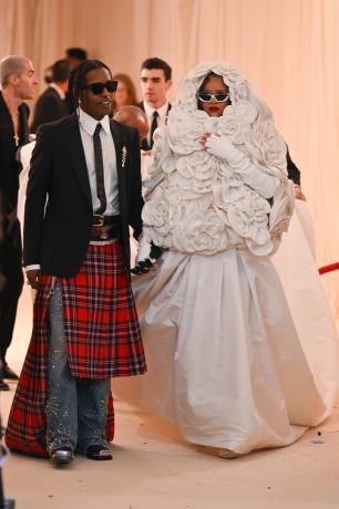 A$AP Rocky และ Rihanna ในงาน Met Gala ประจำปี 2023: Karl Lagerfeld: A Line of Beauty จัดขึ้นที่พิพิธภัณฑ์ศิลปะ Metropolitan เมื่อวันที่ 1 พฤษภาคม 2023 ในนิวยอร์ก รัฐนิวยอร์ก