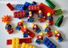 LEGO-geïnspireerde Valentijnsdagkaarten en snoepjes voor je kleine bouwers - SheKnows