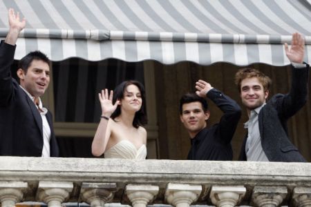Chris Weitz, Kristen Stewart, Taylor Lautner a Robert Pattinson pózují v Paříži