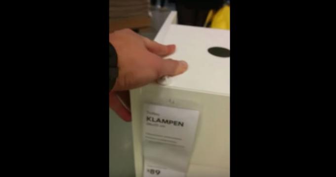 moški nadleguje dekle z igrami igre IKEA