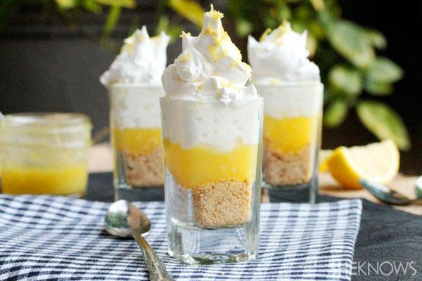 Гострий десерт з лимоном і пісочним тістом у рецепті склянки