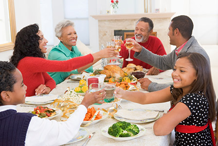 rodzina jedząca świąteczny obiad