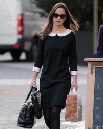 Pippa Middleton peter pan galléros ruhát visel