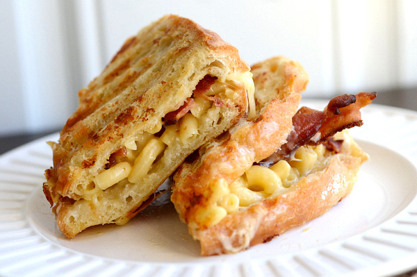 Slaninový mac a sýrový sendvič