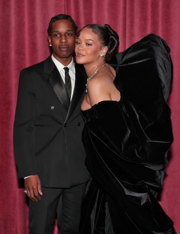 BEVERLY HILLS, KALIFORNIJA – SAUSIO 10 D.: 80-ieji kasmetiniai AUKSINIO GALBIO APDOVANOJIMAI – Nuotraukoje: (l-r) A$AP Rocky ir Rihanna 2023 m. sausio 10 d. Beverli Hilse viešbutyje „Beverly Hilton“ vyks 80-oji metinė „Auksinio gaublio“ apdovanojimų ceremonija, Kalifornija. -- (Nuotrauka Christopherio PolkNBC per Getty Images)