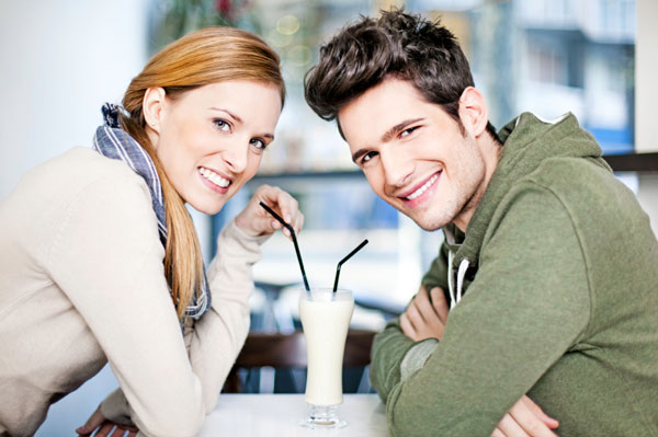 Couple à date partageant un milk-shake