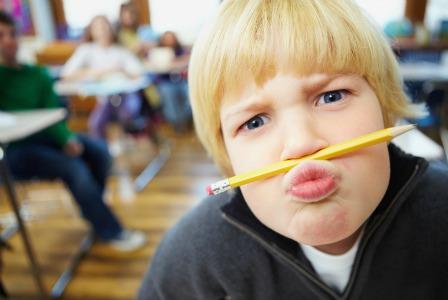 Niño molesto en la escuela