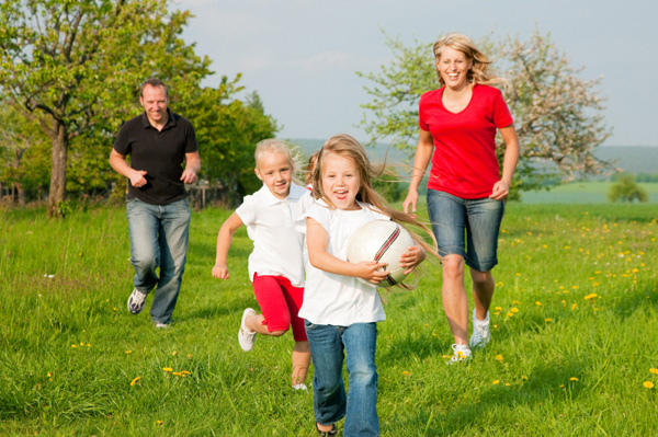 Familie buiten met de bal spelen