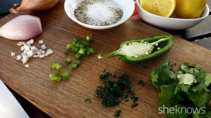 siekanie szalotki, jalapeños, kolendry – odmierzanie soli i pieprzu