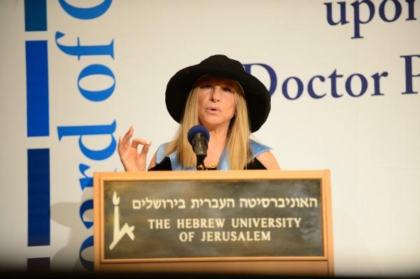 Barbara Streisand défend les droits des femmes lors d'un discours en Israël