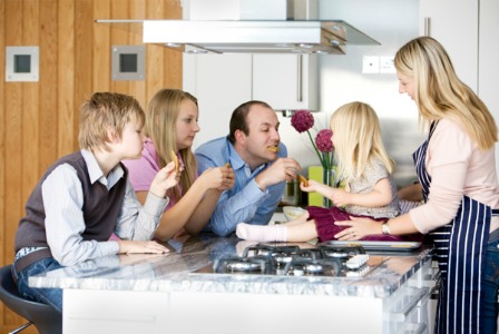 Familie in der Küche | Sheknows.com