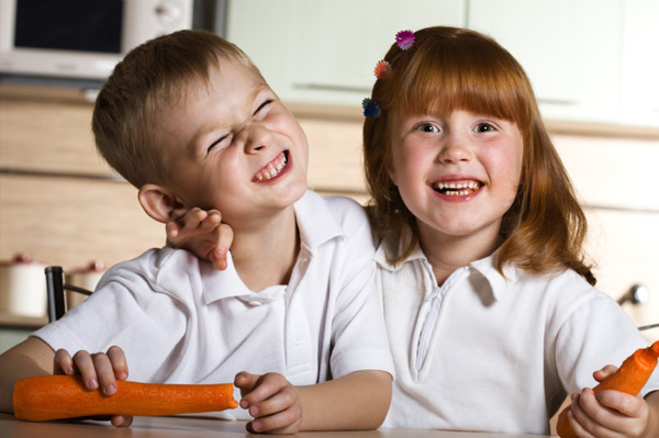 Kinder essen Karotten